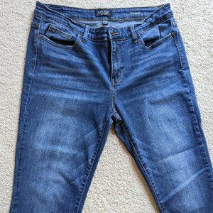Judy Blue Adelene Mid Rise Girlfriend Jean Size 15/32, Short 26" Inseam